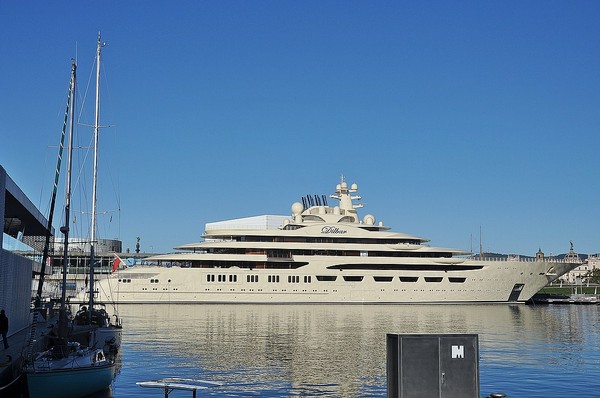 Luxusyacht Dilbar Luxusyacht Dilbar des russischen Oligarchen Usmanov, 2017 in Barcelona