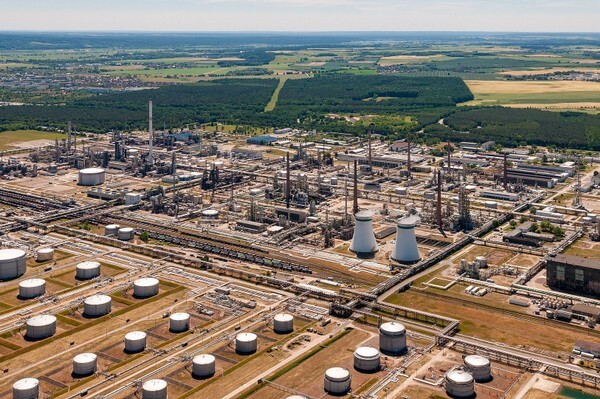 Der russische Staatskonzern besitzt die ostdeutsche Ölraffinerie PCK in Schwedt 