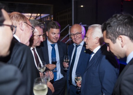 Martin Herrenknecht im Kreise seiner lieben Freunde Foto: Hubert Burda Medien