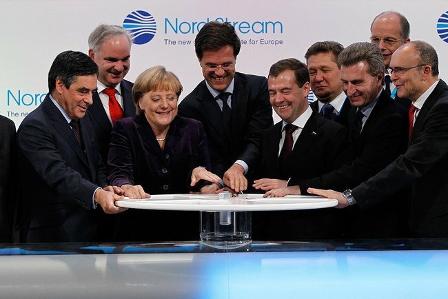 Eröffnungsfeier von Nord Stream 1 am 8. November 2011 mit Angela Merkel, Dimitry Medvedev und anderen Bekannten. Quelle: www.kremlin.ru Eröffnungsfeier von Nord Stream 1 am 8. November 2011 mit Angela Merkel, Dimitry Medvedev und anderen Bekannten. Quelle: www.kremlin.ru