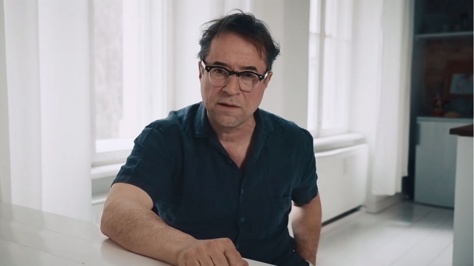 Kommt nicht gut durch die Pandemie: "Tatort"-Pathologe und Freizeitsatiriker Jan Josef Liefers seziert auf lustige Weise die Corona-Berichterstattung deutscher Medien. Quelle: youtube Kommt nicht gut durch die Pandemie: "Tatort"-Pathologe und Freizeitsatiriker Jan Josef Liefers seziert auf lustige Weise die Corona-Berichterstattung deutscher Medien. Quelle: youtube