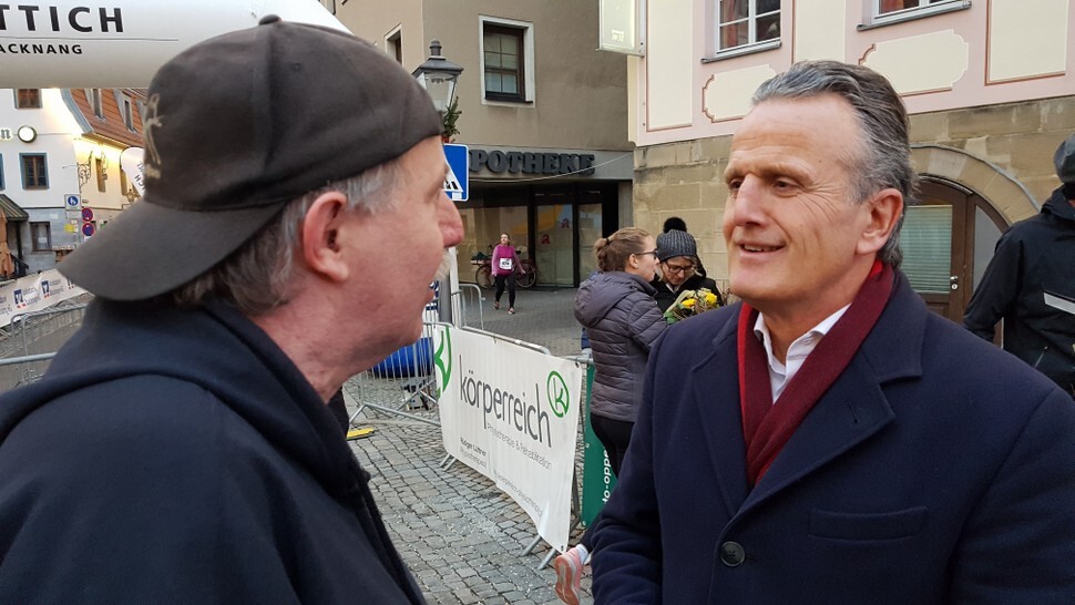 Das waren noch Zeiten: CDU-Mitglied Frank Nopper (re.) als Backnagner OB im Gespräch mit dem Bürger (Silvesterlauf 2020, Bild Lessat)